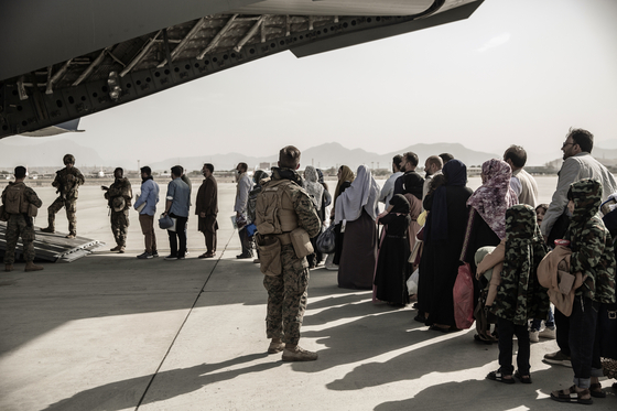 현지 시간으로 지난달 30일 아프가니스탄 카불 하미드 카르자이 국제공항에서 사람들이 수송기 탑승을 위해 기다리고 있다. 〈사진=AP 연합뉴스〉