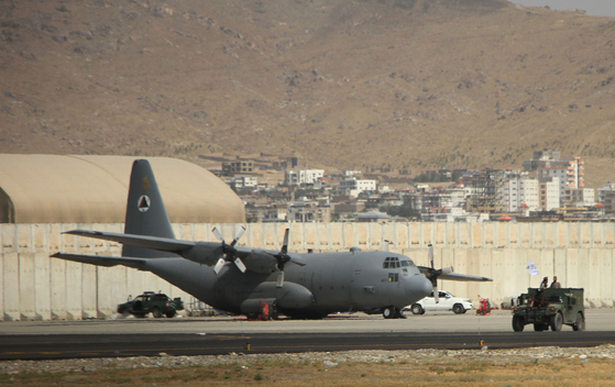 현지 시간으로 지난달 31일 아프가니스탄 수도 카불의 하미드 카르자이 국제공항에 있는 군용기 모습. 미 중부사령부는 지난달 30일 아프가니스탄 주둔한 미군의 철수가 완료됐다고 발표했다. 〈사진=신화 연합뉴스〉