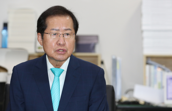 국민의힘 대권주자인 홍준표 의원이 지난달 19일 충북도청 기자실에서 기자들의 질문에 답하고 있다. 〈사진=연합뉴스〉