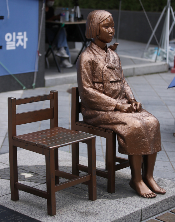 서울 종로구 옛 일본대사관 앞에 세워진 평화의 소녀상. 〈사진=연합뉴스〉