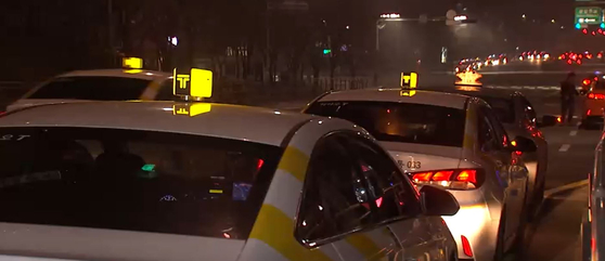 실험이 진행된 새벽 1시 서울 마포구 상암동의 모습. 길목마다 수십 대의 택시가 방송국 직원들을 태우기 위해 대기하고 있습니다.