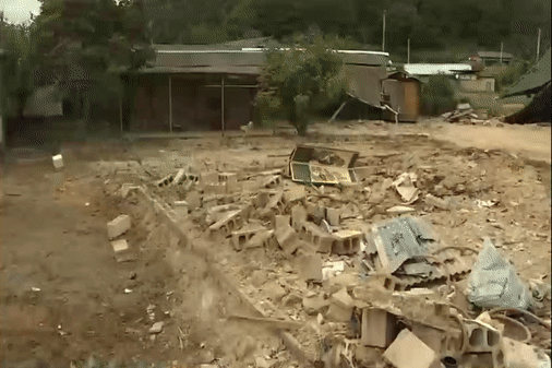 폭우가 내린지 한 달이 지났지만 무너진 채 방치된 집. 윤두열 기자