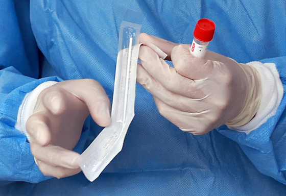 지난 19일 오전 서울역 중구 신종 코로나바이러스 감염증(코로나19) 임시선별검사소에서 검사소 관계자가 검사 키트를 나눠주고 있다. 〈사진=연합뉴스〉