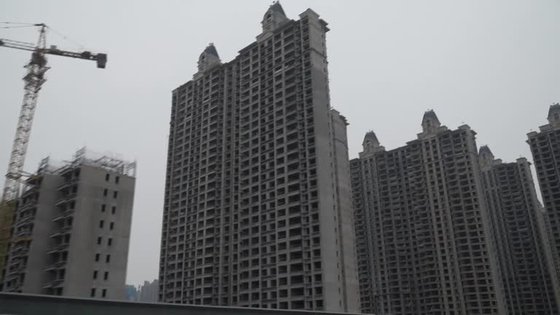 파산 위기에 처한 헝다그룹이 중국 허난성 일대에 반쯤 짓다 만 아파트 공사 현장. 〈사진=로이터 연합뉴스〉