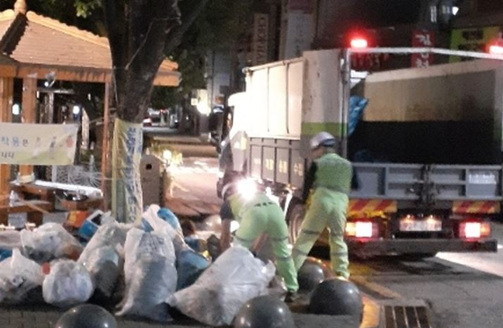 길거리 쓰레기통 근처에 무단투기된 쓰레기 더미들 〈사진제공=서울시청〉