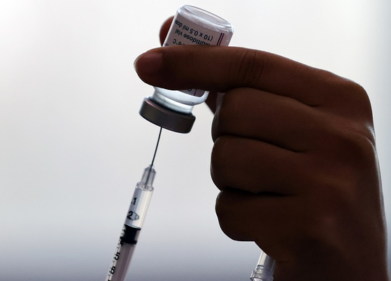 코로나19 백신을 접종 전 주사기로 소분하고 있다. 〈사진=연합뉴스〉