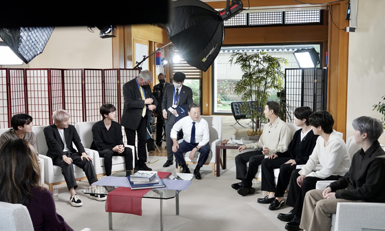 문재인 대통령과 그룹 BTS(방탄소년단)가 뉴욕 주유엔대표부에서 미국 ABC 방송과 인터뷰를 하기 위해 준비하는 모습.