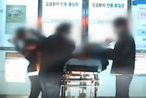 지난 2월 술에 취해 넘어져 병원에 실려온 60대 남성이 구급대원을 폭행하는 모습. 〈사진=JTBC 캡처〉
