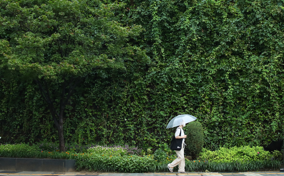 서울 시내에서 우산을 쓴 시민들이 길을 지나고 있다. 〈사진=연합뉴스〉