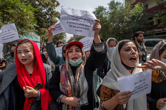 지난 19일 반탈레반 시위에 나선 아프간 여성들. 〈사진=연합뉴스〉