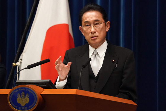 기시다 후미오 일본 총리가 지난 4일 도쿄 총리 관저에서 가진 기자회견에서 발언하고 있다. 〈사진=AP 연합뉴스〉