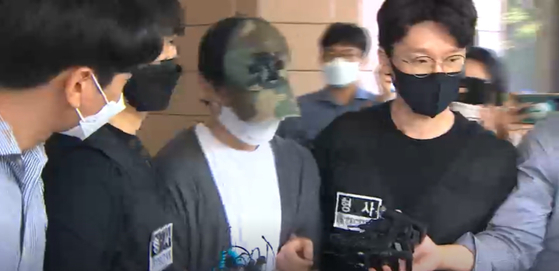 '마포 데이트폭력' 30대 이 모 씨가 15일 서울서부지법에서 열린 영장실질심사를 마치고 법원을 빠져 나오고 있다. (사진=JTBC)