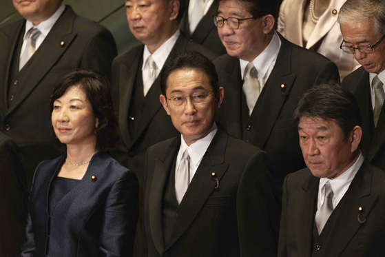 기시다 후미오 일본 총리가 지난 4일 내각과 함께 기념 사진을 촬영하고 있다. 〈사진=AP 연합뉴스〉