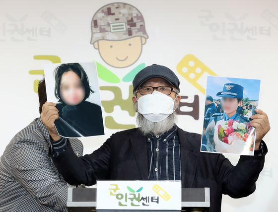 공군 성추행 피해자 고 이 예람모 중사 아버지가 지난 달 28일 서울 마포구 군인권센터에서 열린 기자회견에서 딸의 사진을 들고 군 수사를 비판하고 있다. 