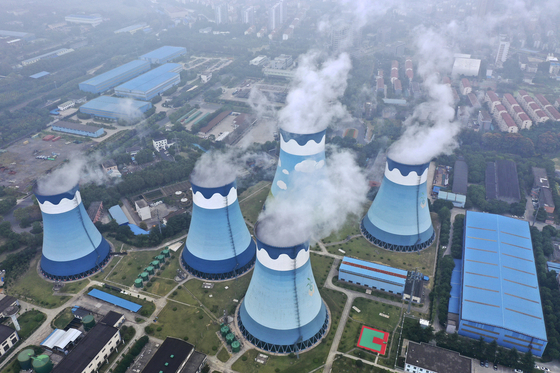 중국 장쑤성 난징의 화력발전소가 9월 27일 증기를 내뿜고 있다. 중국이 전력난으로 공장 가동에 어려움을 겪으면서 글로벌 공급망에 쇼크가 일어나고 있다. [사진= AP 연합뉴스]