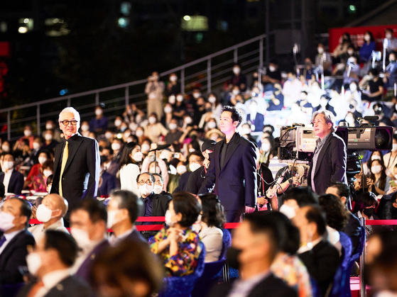 제26회 부산국제영화제 개막식에 참석한 영화 '행복의 나라' 주역들. 사진=부산국제영화제 페이스북