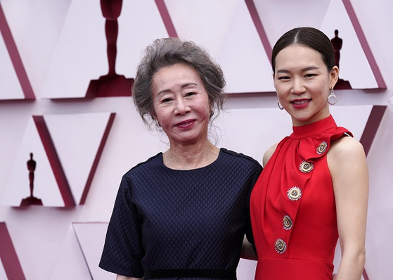 Youn Yuh-jung, left, and Han Ye-ri arrive at the Oscars on Sunday, April 25, 2021, at Union Station in Los Angeles. (AP Photo, Pool) | 사진=연합뉴스·AP