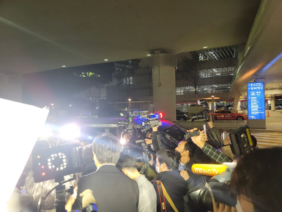 검찰 차량에 탑승하는 남욱 변호사. 〈사진=JTBC〉