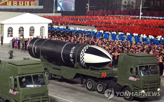 북한이 올해 1월 열병식에서 공개한 신형 추정 잠수함발사 탄도미사일(SLBM) 〈사진=연합뉴스〉