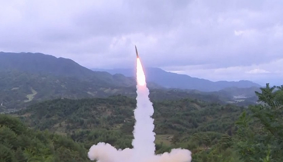 지난달 15일 북한이 열차에서 탄도미사일을 발사하는 모습. 〈사진=조선중앙TV화면·연합뉴스〉