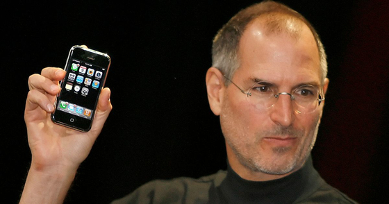 2007년 1월 29일 고 스티브 잡스가 아이폰 첫 제품을 대중에 공개하고 있다. 이때까지만 하더라도 애플은 AP를 삼성에서 납품받았다. [AP=연합뉴스]
