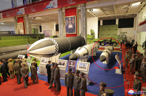 북한이 이번에 발사한 신형 SLBM은 지난 11일 국방발전전람회에서 처음 공개한 '소형 SLBM'(맨 오른쪽 붉은색 원)으로 추정된다. 〈사진=조선중앙통신·연합뉴스〉