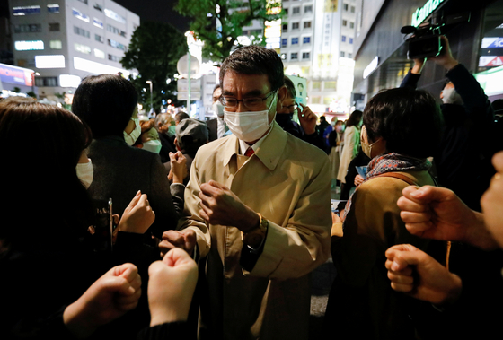 지난 19일 거리 선거 운동에 나선 고노 다로 일본 자민당 홍보본부장. 〈사진=연합뉴스〉