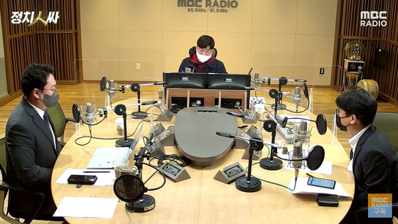 23일 오전 진행된 MBC 라디오 '정치인싸' 생방송에서 원희룡 전 제주도지사와 현근택 변호사가 자리를 비운 모습. 〈사진=유튜브 채널 'MBC 라디오'〉