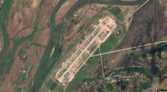 지난 6월 촬영된 의주 비행장 위성 사진. 〈사진=플래닛 랩스〉