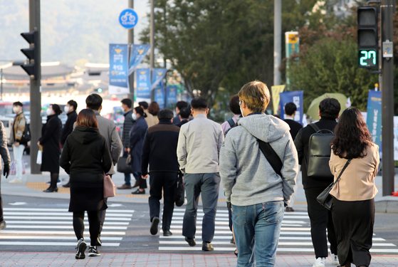 서울시 광화문 네거리 인근에서 직장인들이 두꺼운 옷을 입고 출근하고 있다. [사진 연합뉴스]