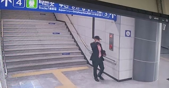 10월 27일 오후 2시 11분 경남 진주시 반성역에서 하차한 김 모 씨(62)가 안경을 쓰는 듯한 모습〈사진=경남경찰청〉