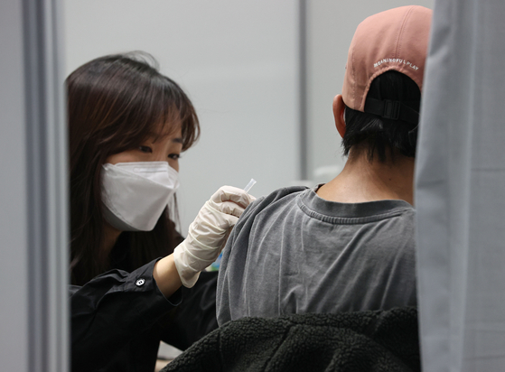 서울 마포구민체육센터에 마련된 코로나19 예방접종센터에서 시민이 백신 접종을 받고 있다. 〈사진=연합뉴스〉