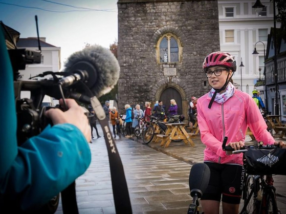 탄소 배출을 막기 위해 자전거를 타고 영국 데번에서 글래스고로 향하고 있는 영국 소녀 제시 스티븐스. 〈사진=People pedal power 인스타그램〉   