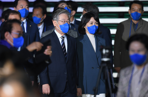 지난 2일 오후 민주당 대선 선대위 출범식 참석하는 이재명 부부 〈사진=국회사진기지단〉