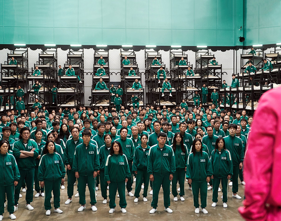  '오징어 게임' 속 녹색 운동복을 입은 참가자들