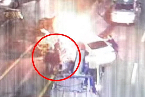 [영상] 불붙은 사고 차에 망설임 없이 뛰어든 시민들, 감사장 받는다
