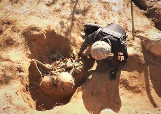 국군 추정유해 정밀발굴 모습. 〈사진-국방부〉