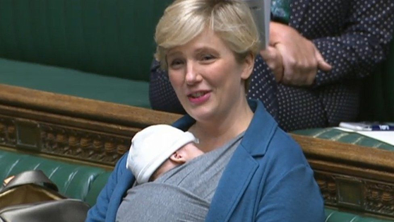 스텔라 크리시 영국 하원의원이 생후 3개월 아들을 안고 의회 토론회에 출석한 모습. 〈사진=BBC 캡처〉 