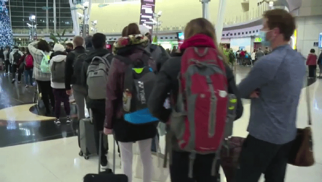 현지시간 24일 미국 인디애나폴리스 국제공항. 추수감사절 연휴를 맞아 여행 가려는 사람들이 길게 줄을 서 대기하고 있다. 〈사진=로이터〉