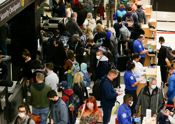 현지시간 24일 미국 시애틀-타코마 국제공항. 미국의 추수감사절 연휴를 맞아 여행 가려는 사람들로 붐비고 있다. 〈사진=로이터〉