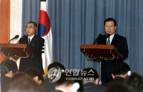 김대중 전 대통령과 오부치 게이조 전 일본 총리가 1999년 3월 서울에서 정상회담을 갖고 기자회견을 하고 있다. 〈사진=연합뉴스〉 