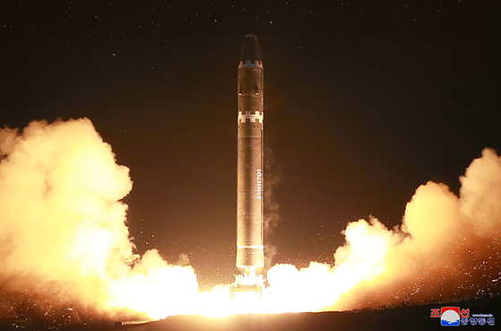 북한 대륙간탄도미사일(ICBM) 화성-15형의 2017년 11월 29일 시험발사 장면. 〈사진=조선중앙통신〉