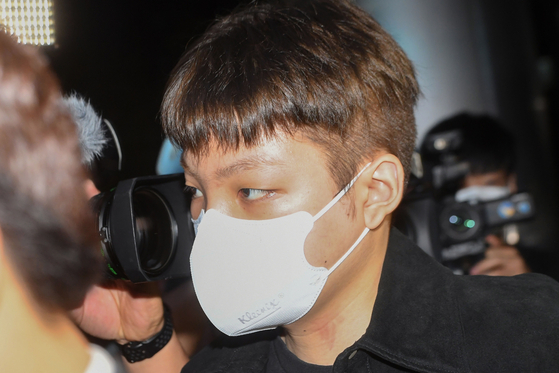 조사를 받기 위해 서울 서초경찰서로 들어서고 있는 장용준 씨 모습. 〈사진-연합뉴스〉