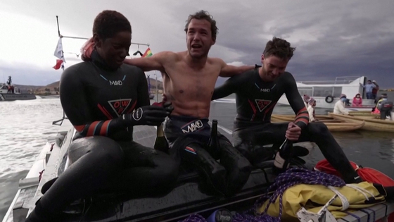 장애인 올림픽 수영 선수였던 프랑스의 테오 쿠린은 티티카카 호수를 헤엄쳐 건넌 후 울음을 터뜨렸습니다. (테오 쿠린 영상 일부)
