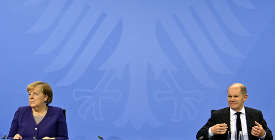 현지시간 2일 앙겔라 메르켈 독일 총리와 올라프 숄츠 차기 총리 지명자가 독일의 방역 조치를 강화한다는 내용의 기자회견을 하고 있다. 〈사진=로이터 연합뉴스〉