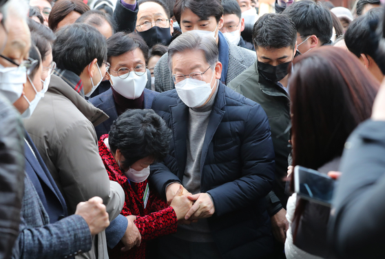 이재명 더불어민주당 대선 후보가 4일 전북 군산시 공설시장을 방문, 지지자들과 인사하고 있다. 〈사진=연합뉴스〉