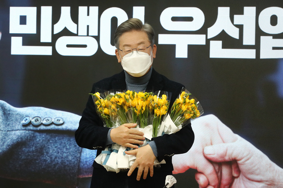 이재명 더불어민주당 대선 후보가 6일 오전 서울 여의도 당사에서 열린 전국민선대위에 참석한 소상공인들이 준비한 꽃을 받고 있다. 〈사진=국회사진기자단〉
