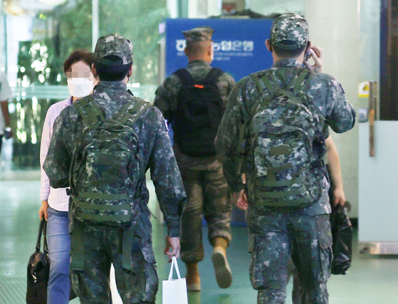 지난 10월 3일 오후 서울 광진구 동서울터미널 앞에서 군인들이 이동하고 있다. 〈사진=연합뉴스〉