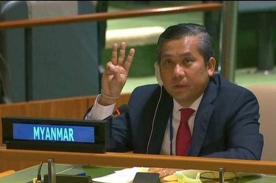 지난 2월 초 모 툰 주 UN 미얀마 대사가 유엔총회에 참석해 '세 손가락'을 경례를 하고 있다. 〈사진=로이터〉 