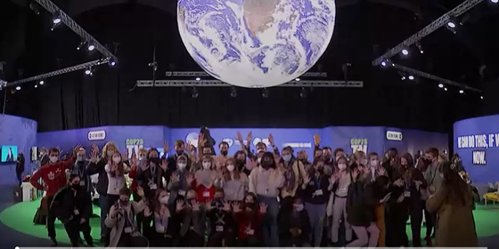 지난달 영국에서 열린 COP26에서 ″선진국부터 책임 있는 기후 행동을 하라″고 촉구한 청년 환경운동가들. 〈사진=로이터 캡처〉